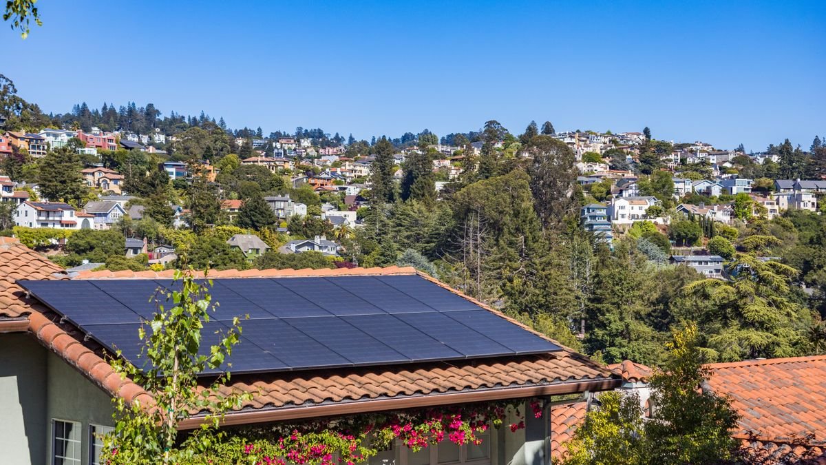 Casa con paneles solares instalados en el techo